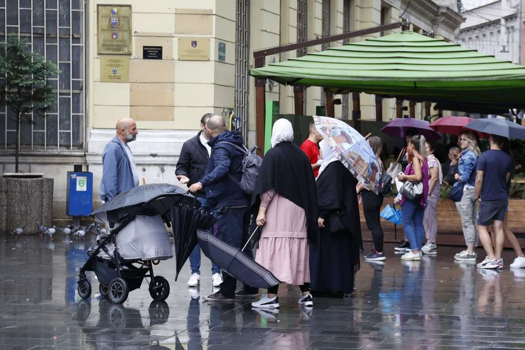 U BiH pretežno oblačno vrijeme s kišom, pljuskovima i slabom grmljavinom