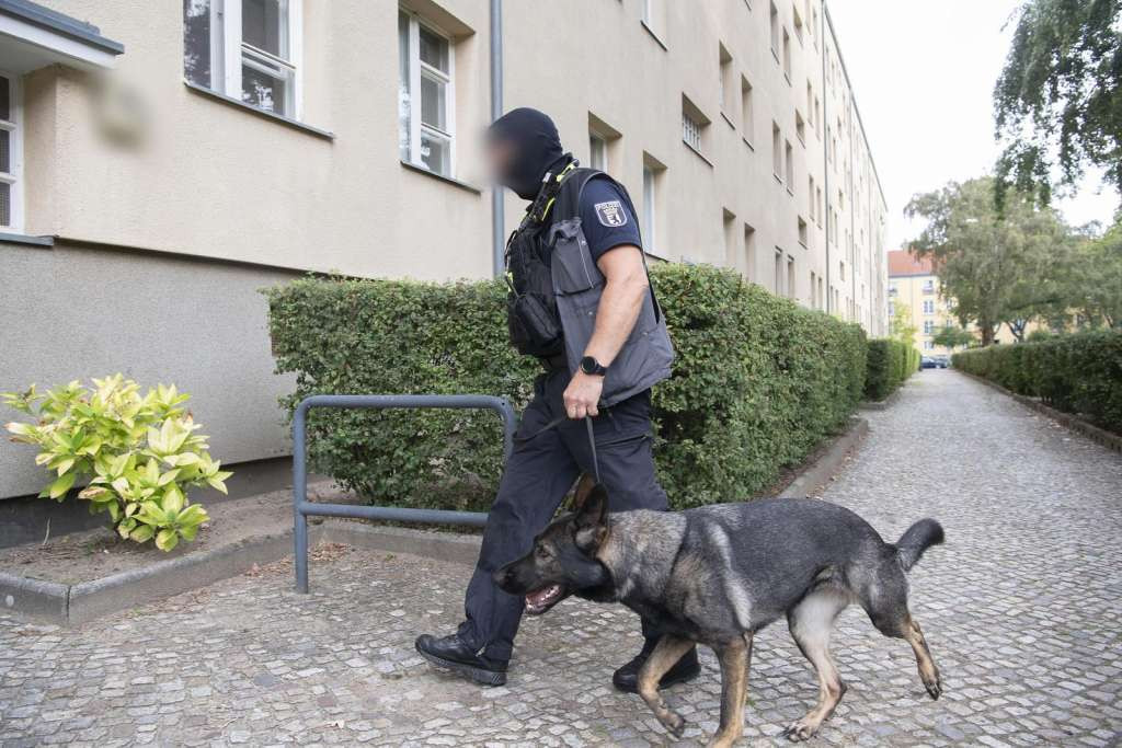 Njemačka zabranila ekstremnu desničarku grupu, policija pretresa stanove njenih članova