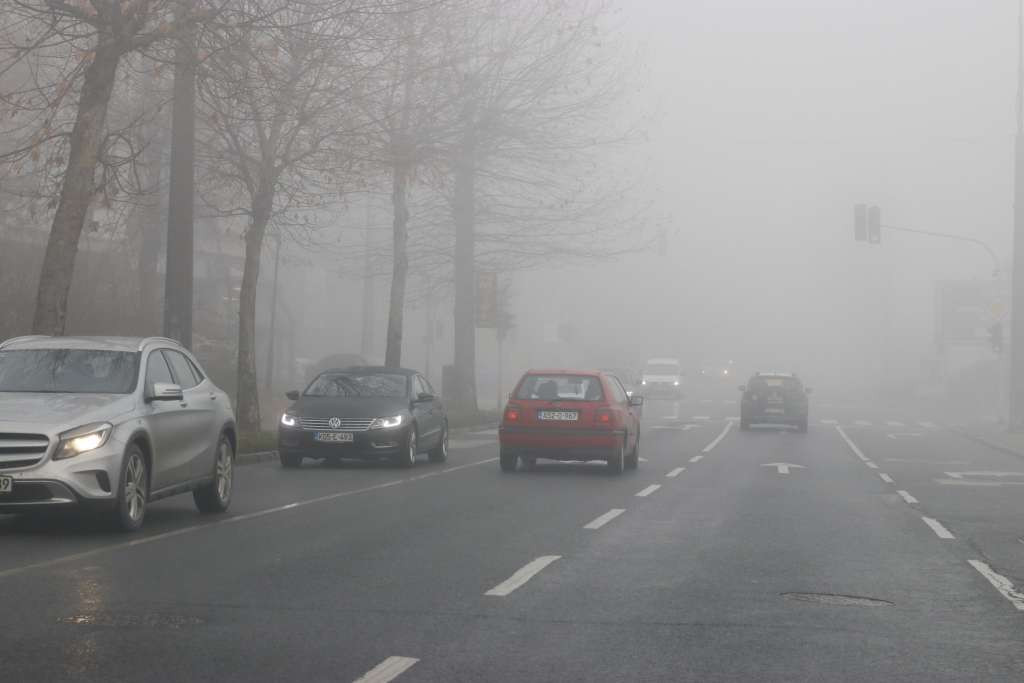 Magla smanjuje vidljivost na brojnim dionicama, oprez i zbog učestalih odrona