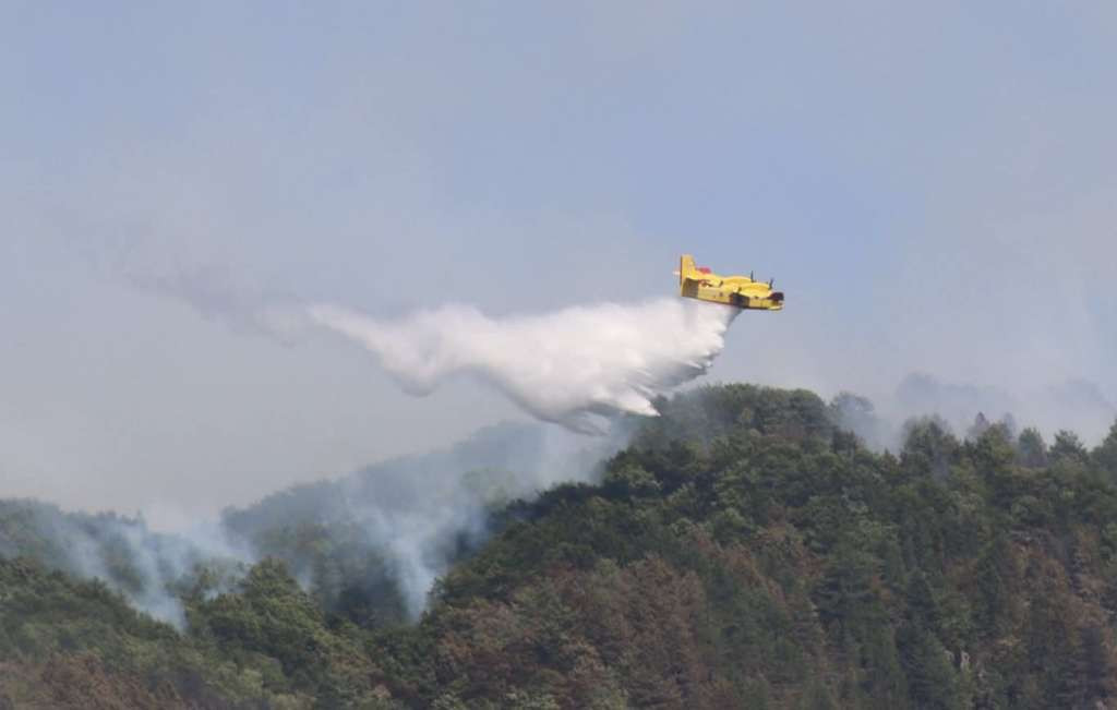 Požar kod Prozor-Rame i dalje aktivan, dva kanadera iz Hrvatske ponovno u akciji