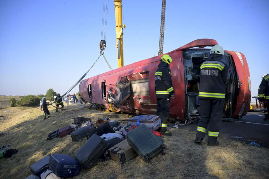 Dvanaest poginulih u prevrtanju poljskog autobusa u Mađarskoj; deset osoba teško povrijeđeno