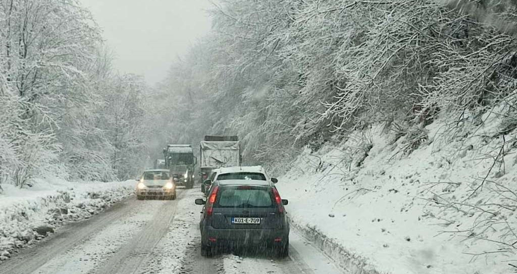 Na dionicama u kotlinama i uz riječne tokove vidljivost smanjena zbog magle, ponegdje poledica