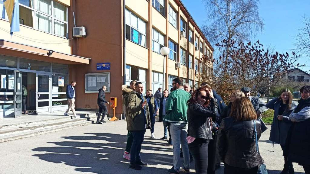 Štrajk upozorenja prosvjetnih radnika u Brčkom
