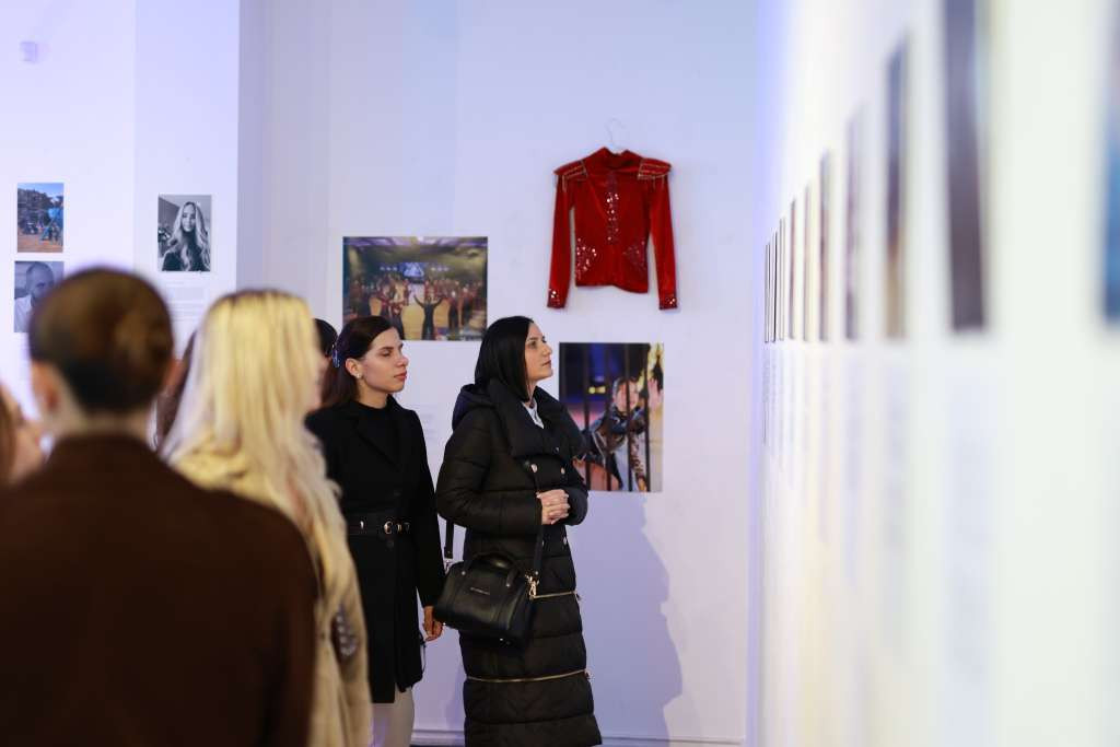 U Bihaću otvorena izložba "Plesom do mira", umjetnički odgovor mladih na ratna sjećanja