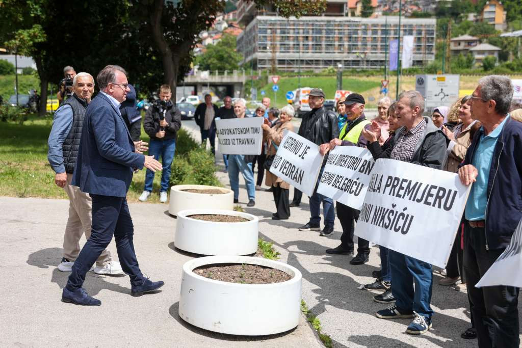 Penzioneri Zraka zahvalili Nikšiću i Lakiću na spašavanju firme i potraživanja radnika