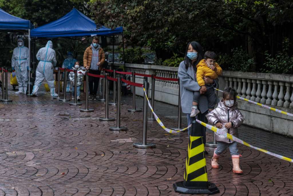 Sve više kineskih gradova nameće zabrane kako raste broj zaraženih koronavirusom u Šangaju