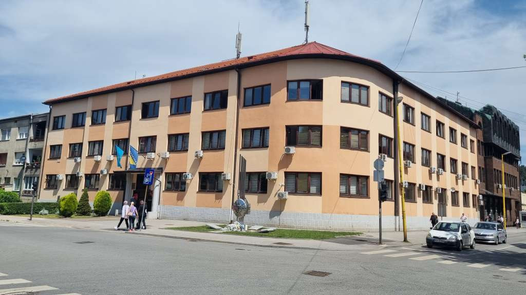 U Gradačcu traktor sletio s puta, jedna osoba poginula, druga teško povrijeđena