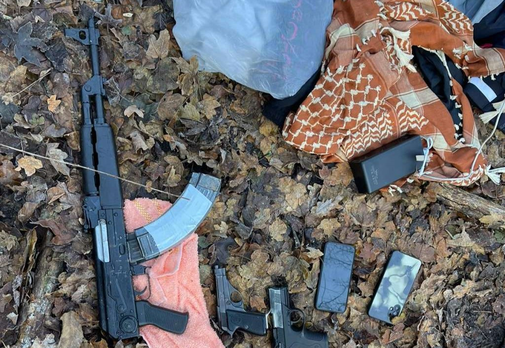 Travnik: Policija pronašla puške, bombe i vojnu opremu