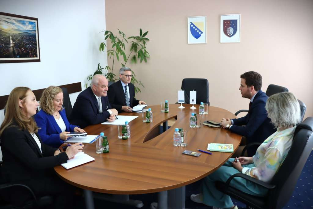 Premijer Uk i predstavnici OSCE-a: Podrška kurikularnoj reformi u KS