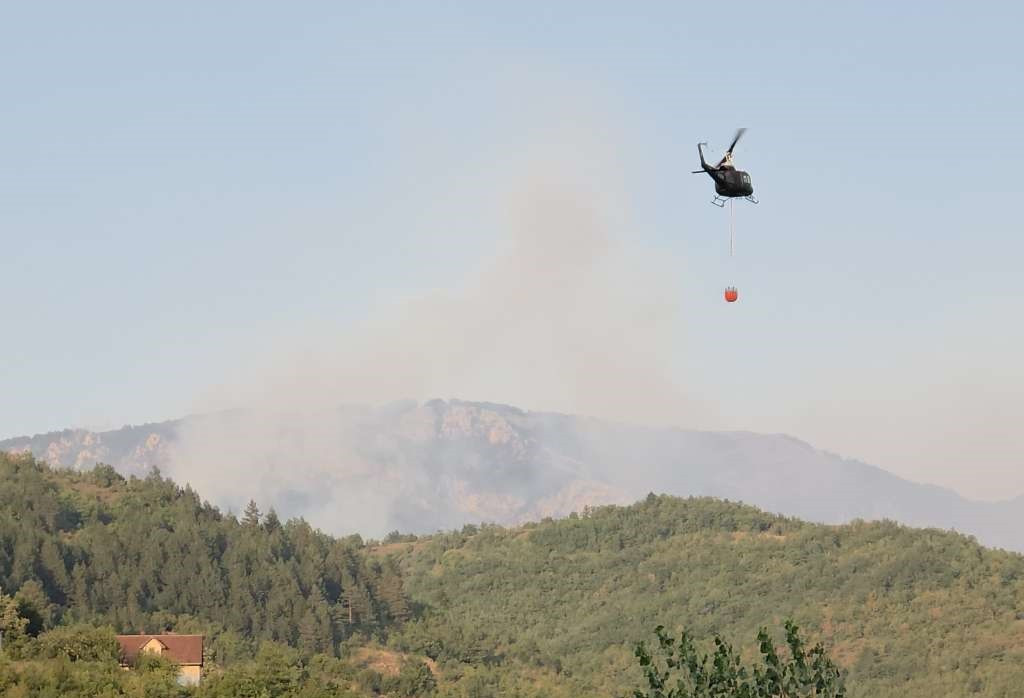 Helikopter OS BiH od ranih jutarnjih sati gasi požar na području Konjica