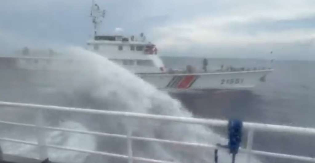 Kina ispalila vodene topove na filipinske brodove u Južnom kineskom moru