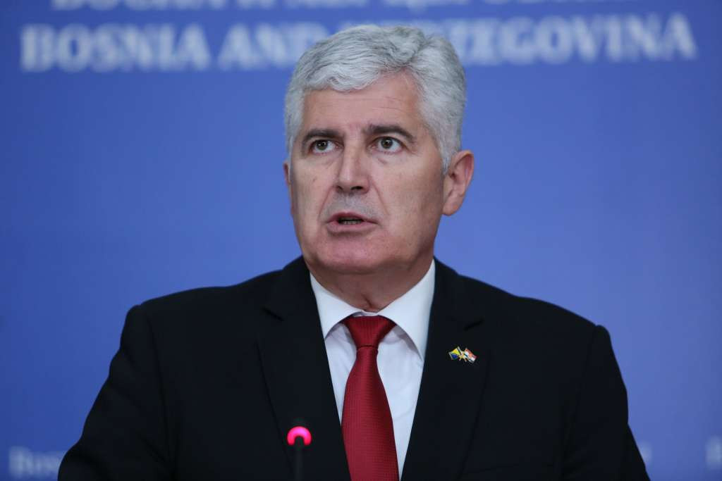 Čović sa Varheljijem telefonski razgovarao o aktuelnoj političkoj situaciji