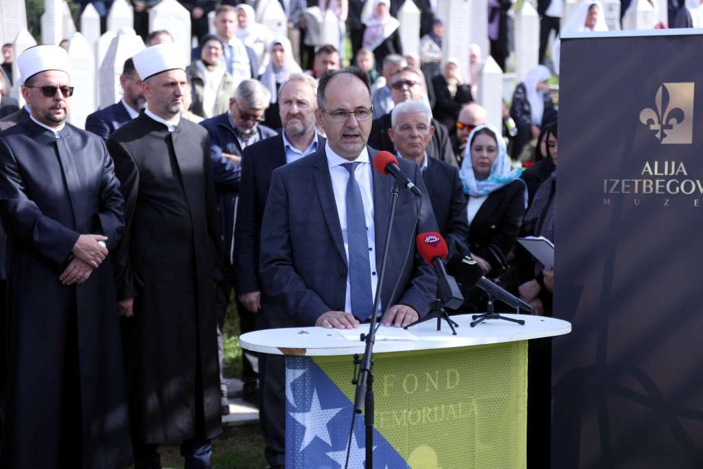 Softić povodom 21. godine od smrti Alije Izetbegovića: Liderstvo oplemenjeno moralom i hrabrošću