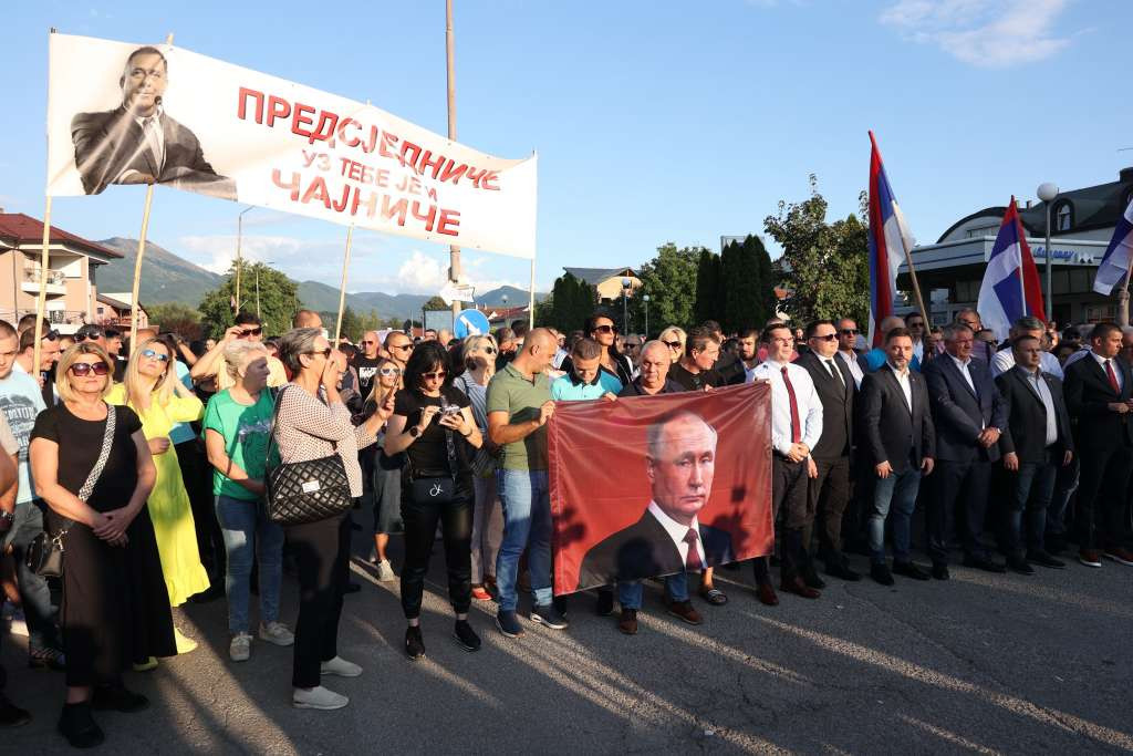Održani novi protesti podrške Dodiku i Lukiću