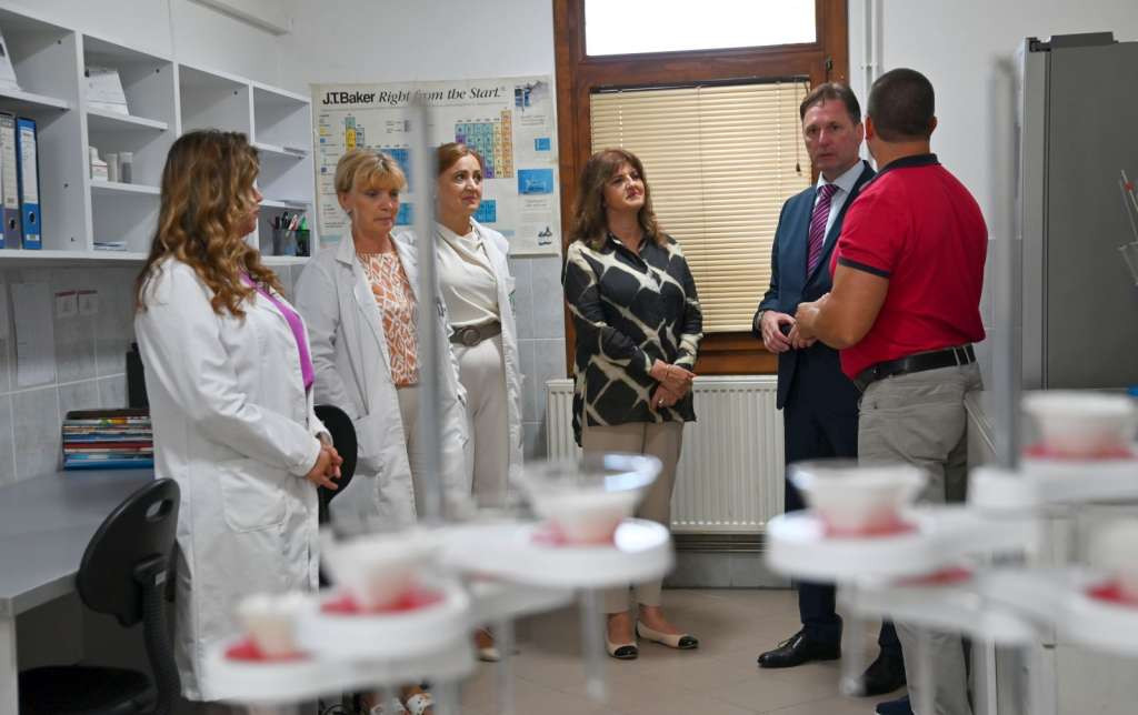 Hrnjić posjetio Poljoprivredni zavod USK: Podrška zavodima je podrška poljoprivrednicima