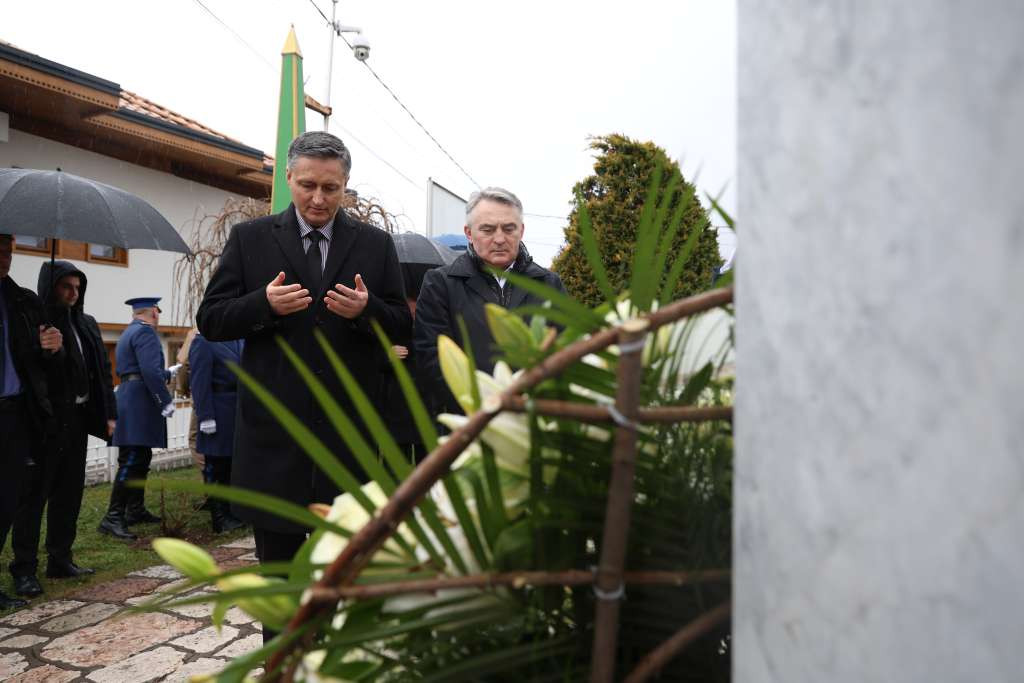 Delegacije položile cvijeće i odale počast na Šehidskom mezarju Kovači