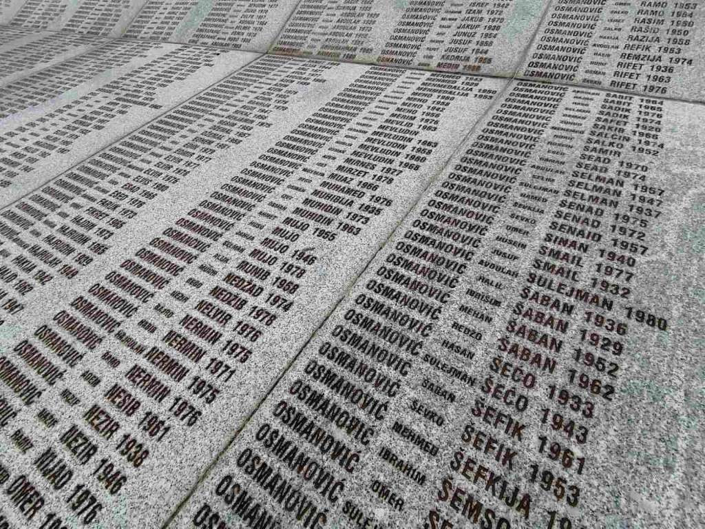 Imena srebreničkih žrtava na zgradi Skupštine Srbije