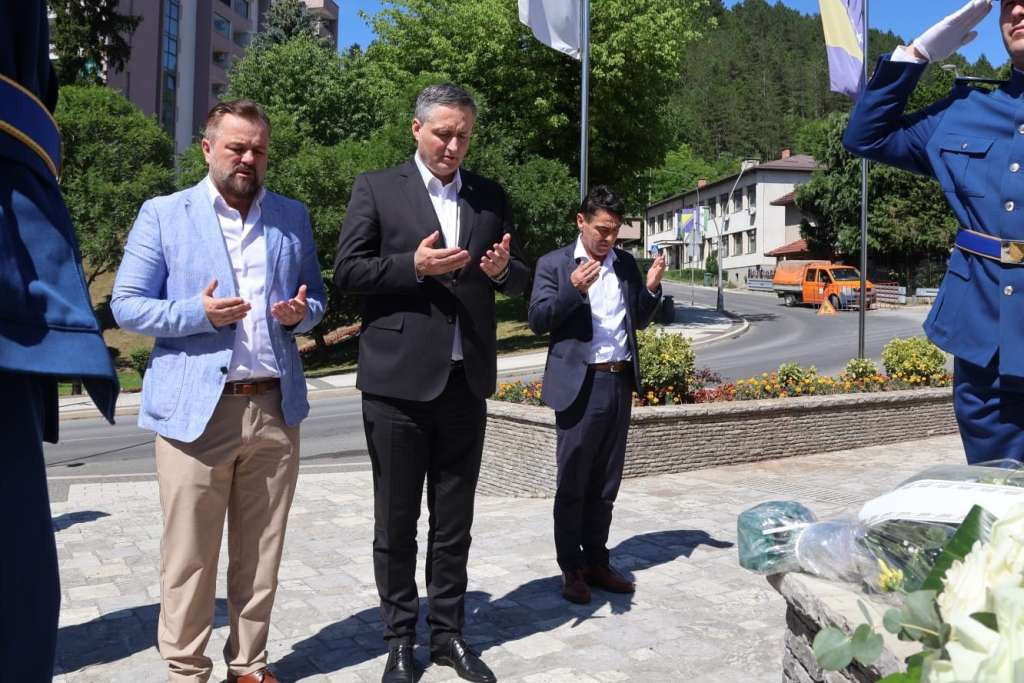 Bećirović u Cazinu odao počast šehidima i poginulim borcima Armije Republike BiH