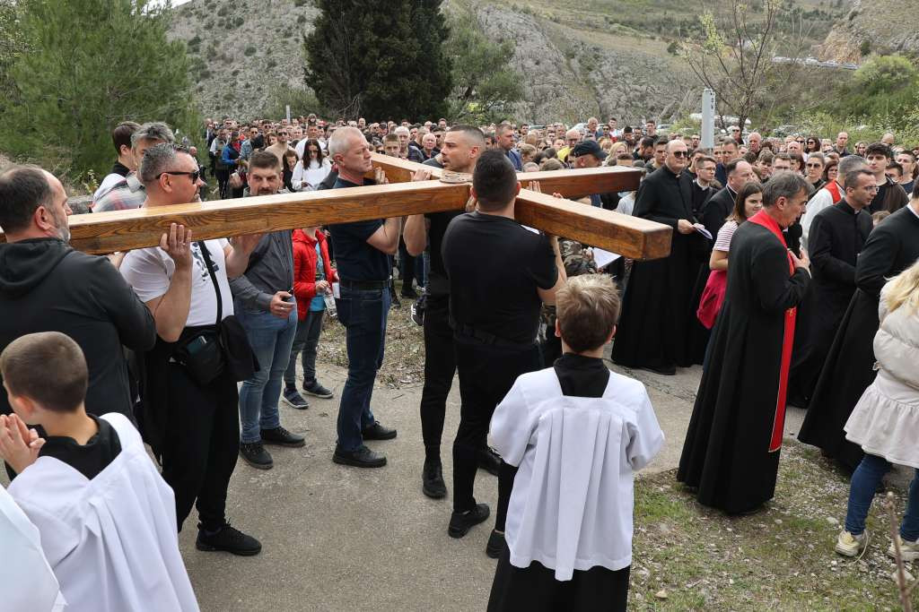 Mnoštvo vjernika na tradicionalnoj pobožnosti Križnog puta na Humu