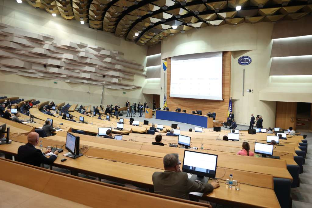 PSBiH: Poslanici raspravljaju da li će u dnevni red uvrstiti odluku o imenovanju glavnog pregovarača