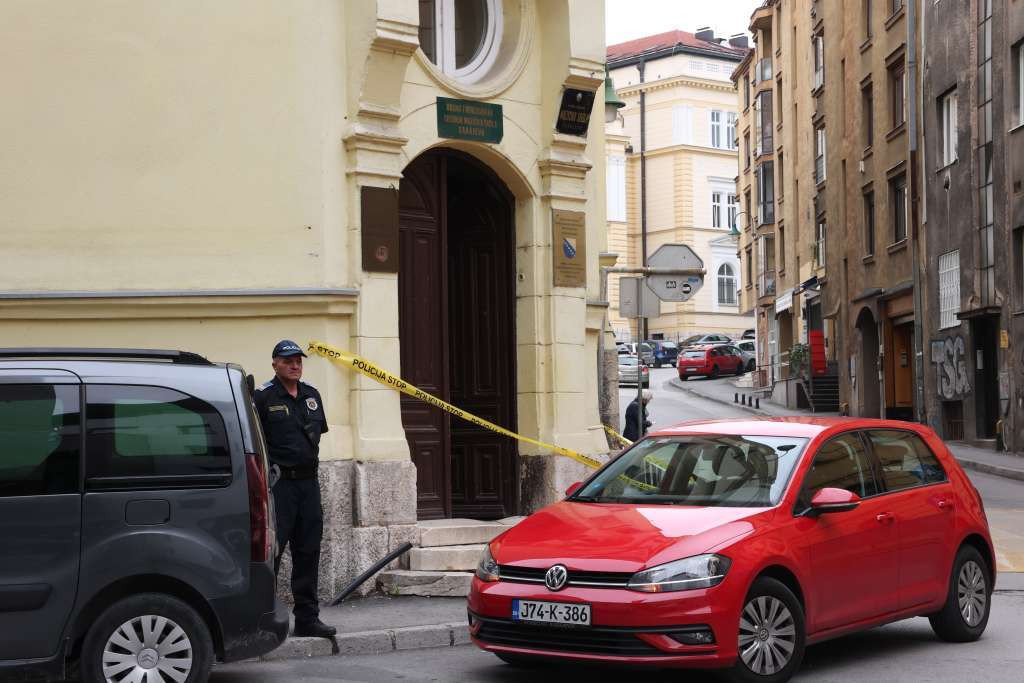 Dojava o bombi u Srednjoj muzičkoj školi u Sarajevu, u toku evakuacija učenika