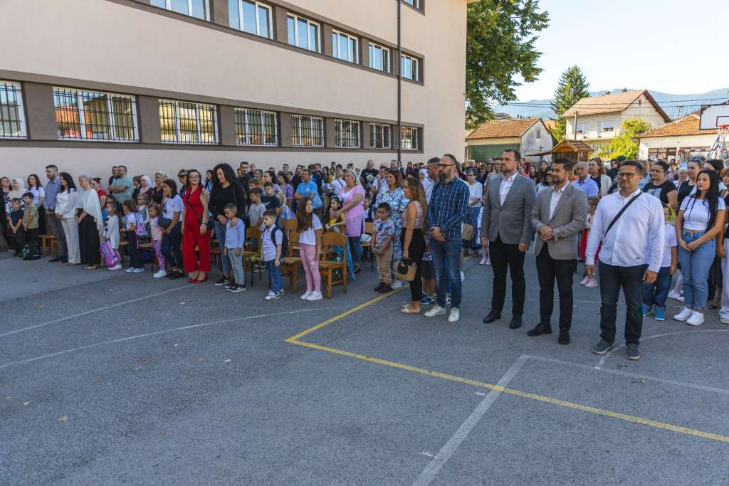 1.448 prvačića i 1.737 srednjoškolaca USK u novim klupama