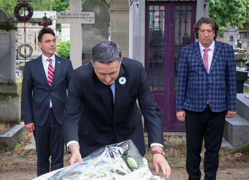 Bećirović u Parizu odao počast i položio cvijeće na grob počasne građanke Sarajeva Susan Sontag