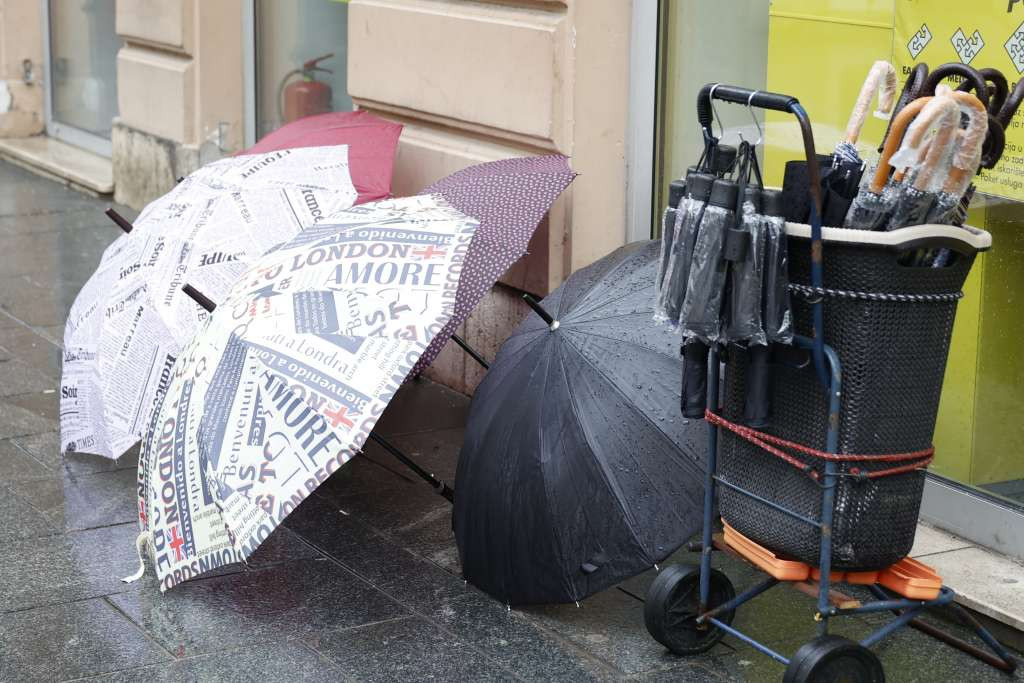 Narednih dana pretežno oblačno s kišom, pljuskovima i gramljavinom