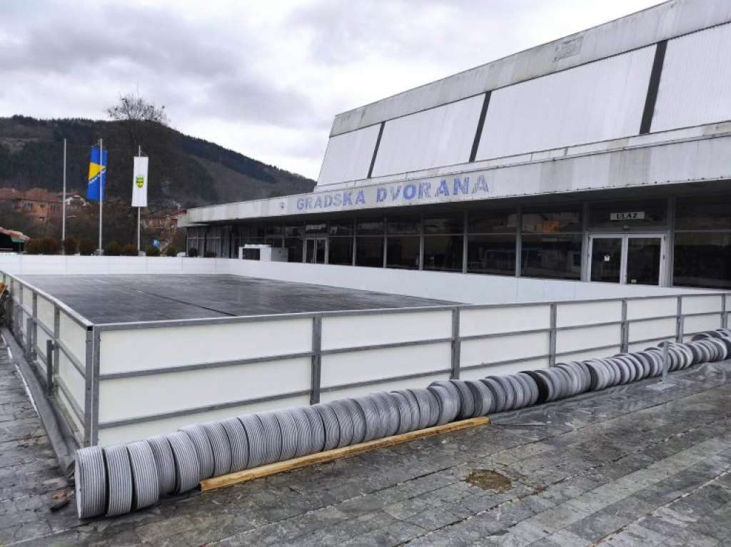 Postavljanje ledene plohe na platou Gradske dvorane  u Goraždu