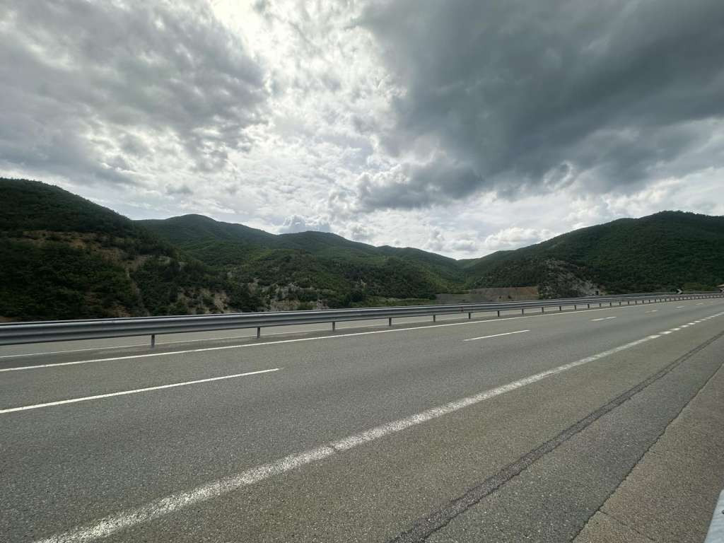 Na bh. cestama saobraćanje po mjestimično vlažnom i klizavom kolovozu