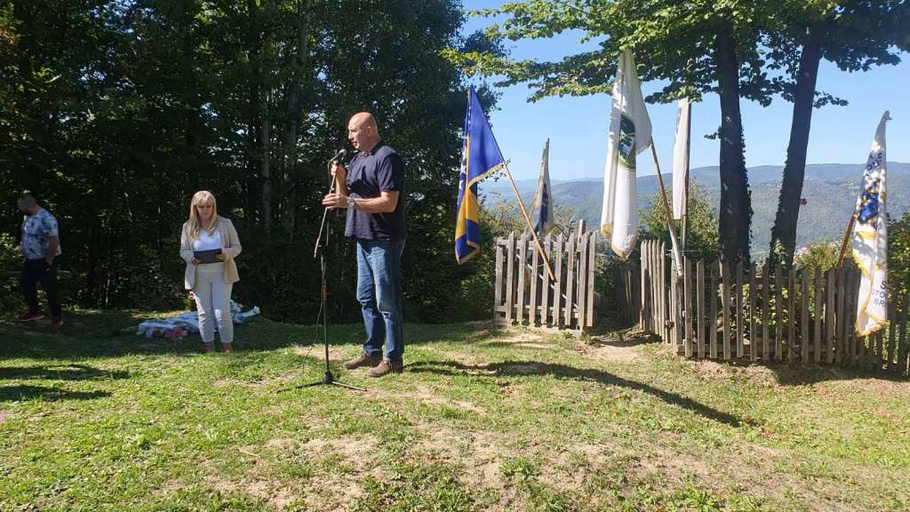 Osmanović položio cvijeće na mezare heroja Fadile Odžaković Žute i komandanta Muje Šejte