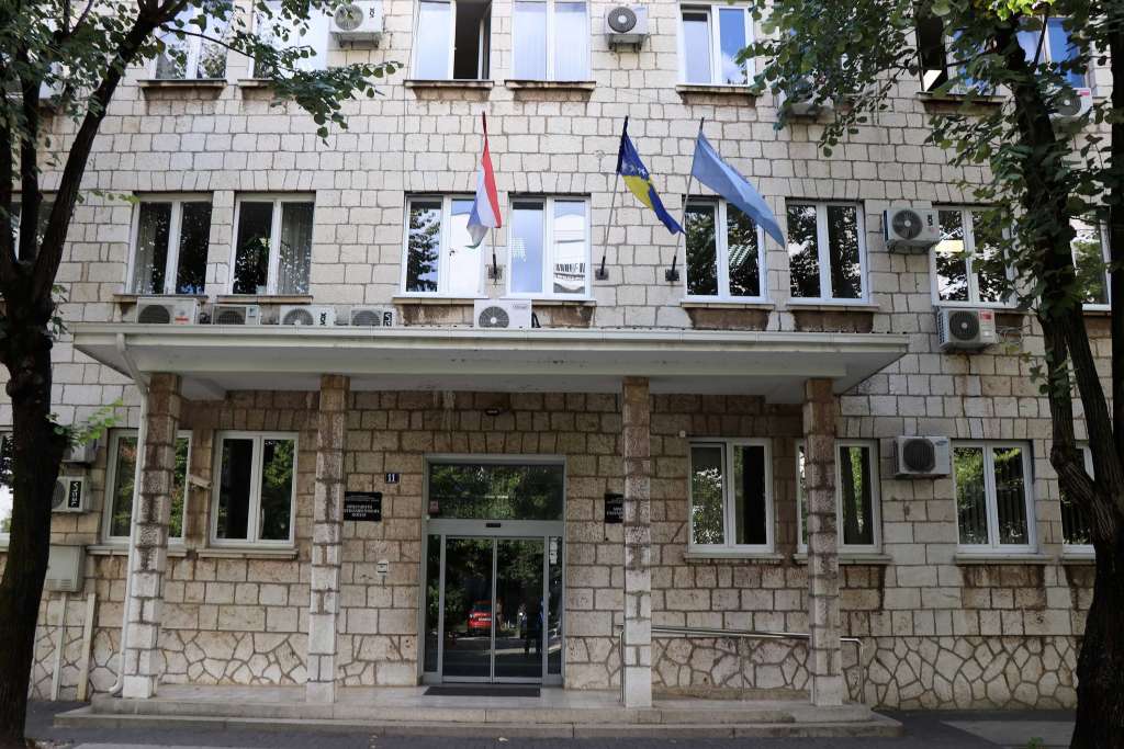 Policijski službenici priveli dvije osobe pod sumnjom da su krali mesingane predmete na grobljima