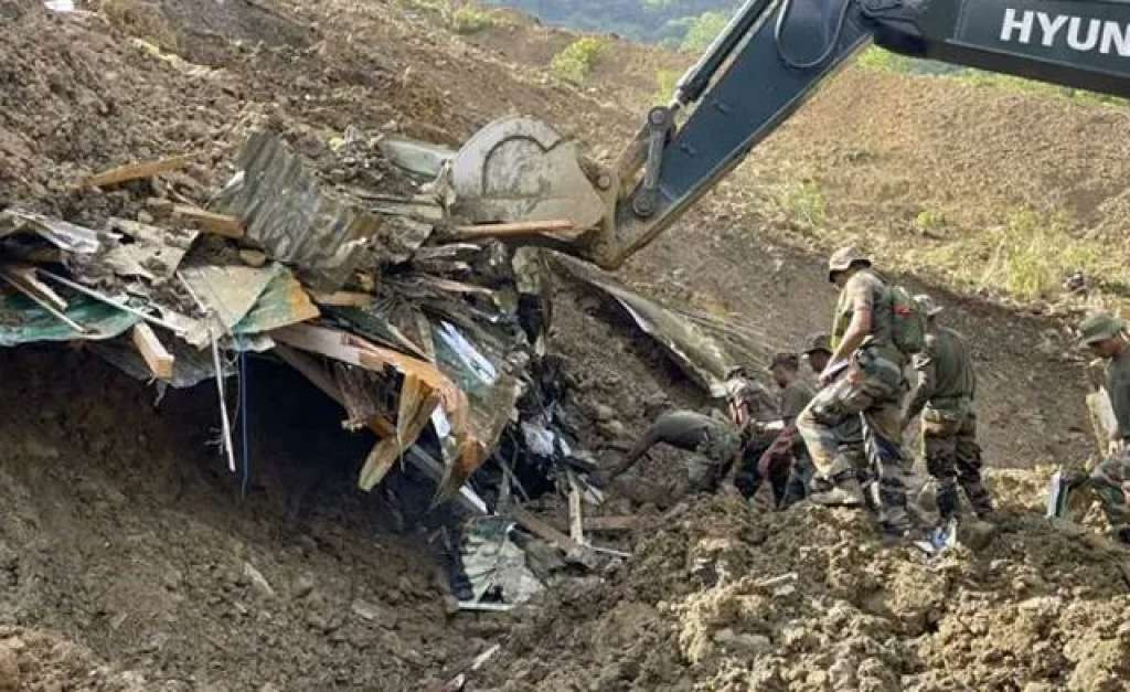 Spasioci u Indoneziji tragaju za 42 nestale osobe pod klizištima, broj poginulih umanjen na 10