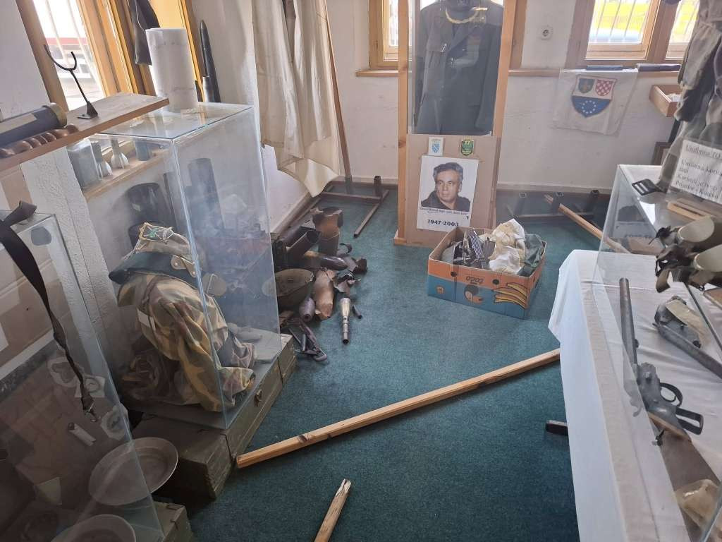 Sanski Most: Provaljeno u Muzej Armije RBiH, ukradeni i uništeni vrijedni eksponati
