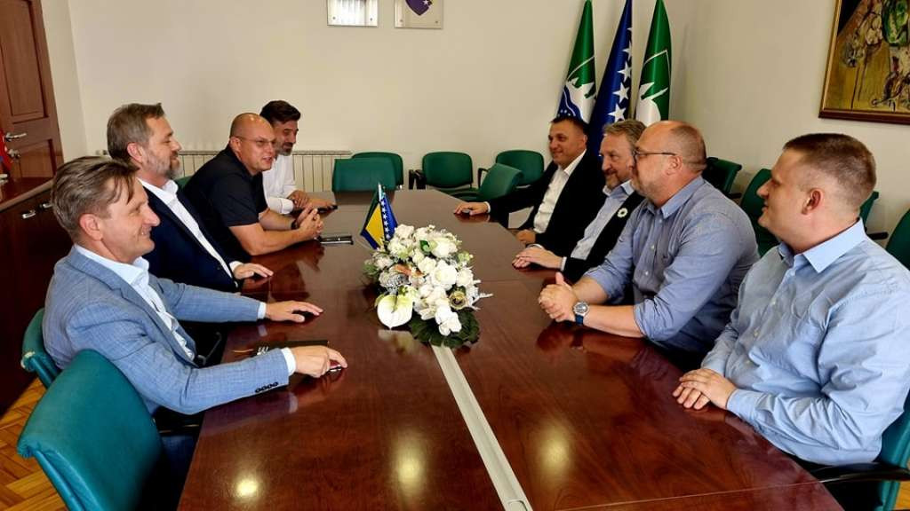 U Cazinu održan sastanak delegacija SDA i NES-a