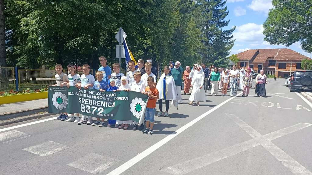 Bosanski Petrovac - Mirna šetnja u znak sjećanja na genocid u Srebrenici