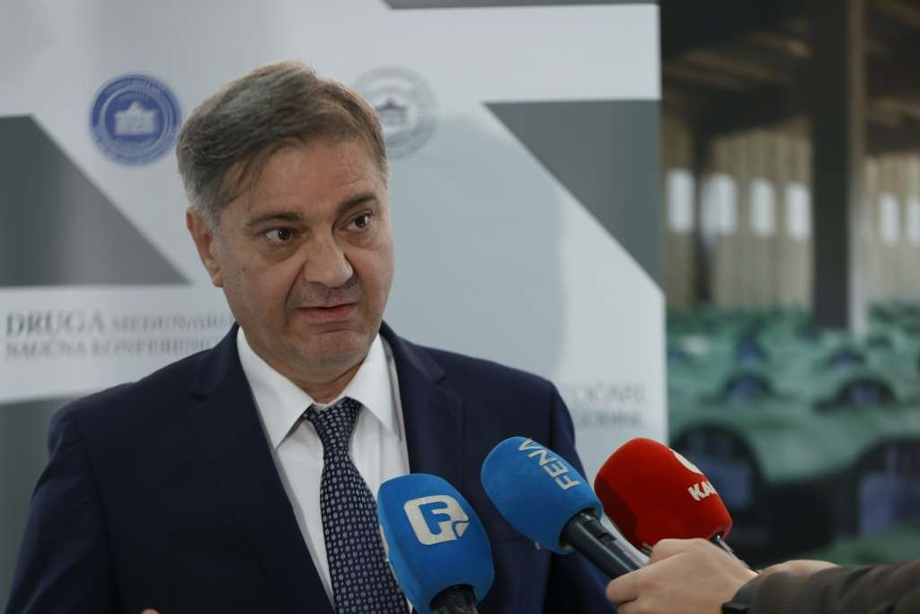 Zvizdić: Malo je osoba, poput Dodika, koji u stvari hvale onoga koga kritikuju