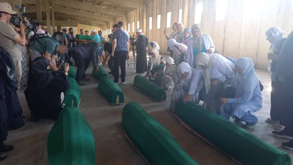 Tabuti s 14 žrtava genocida u Srebrenici stigli u Potočare