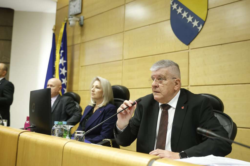 Nakon duge rasprave, utvrđen dnevni red na sjednici Predstavničkog doma