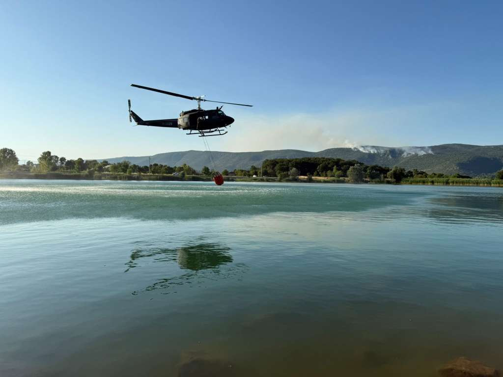 Helikopter OS -a BiH i Air Tractor jutros pomažu u gašenju požara kod Gruda