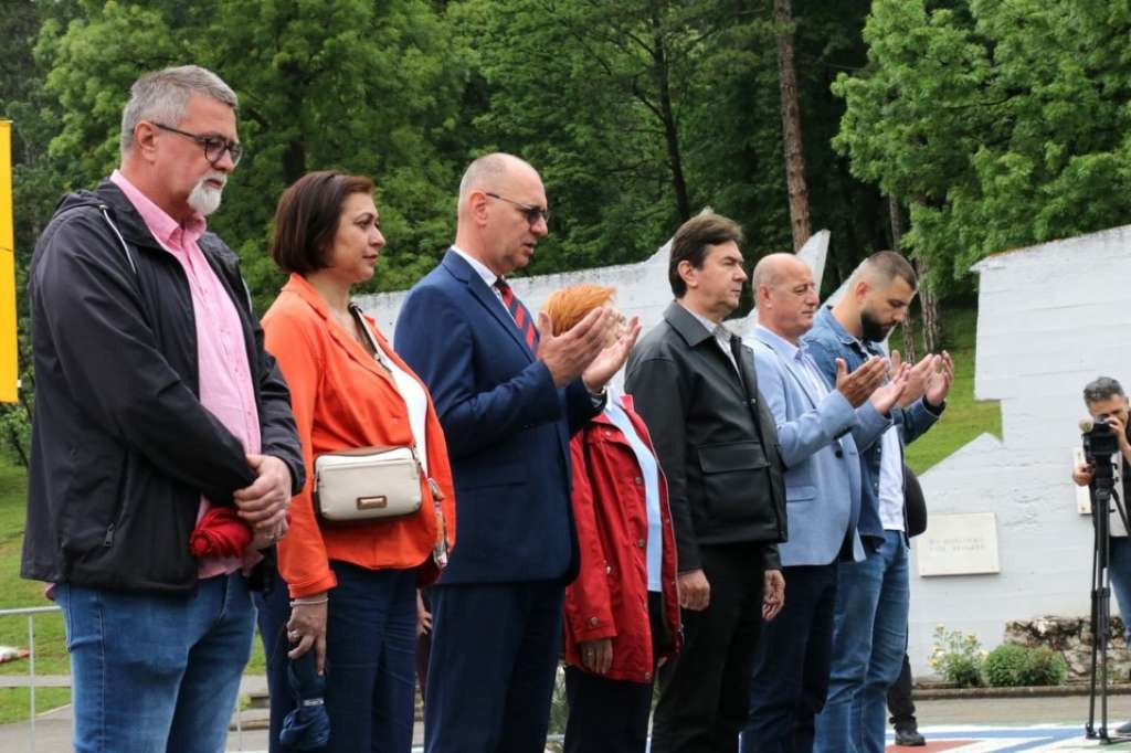 Polaganjem cvijeća na Slanoj Banji u Tuzli obilježen 9. maj