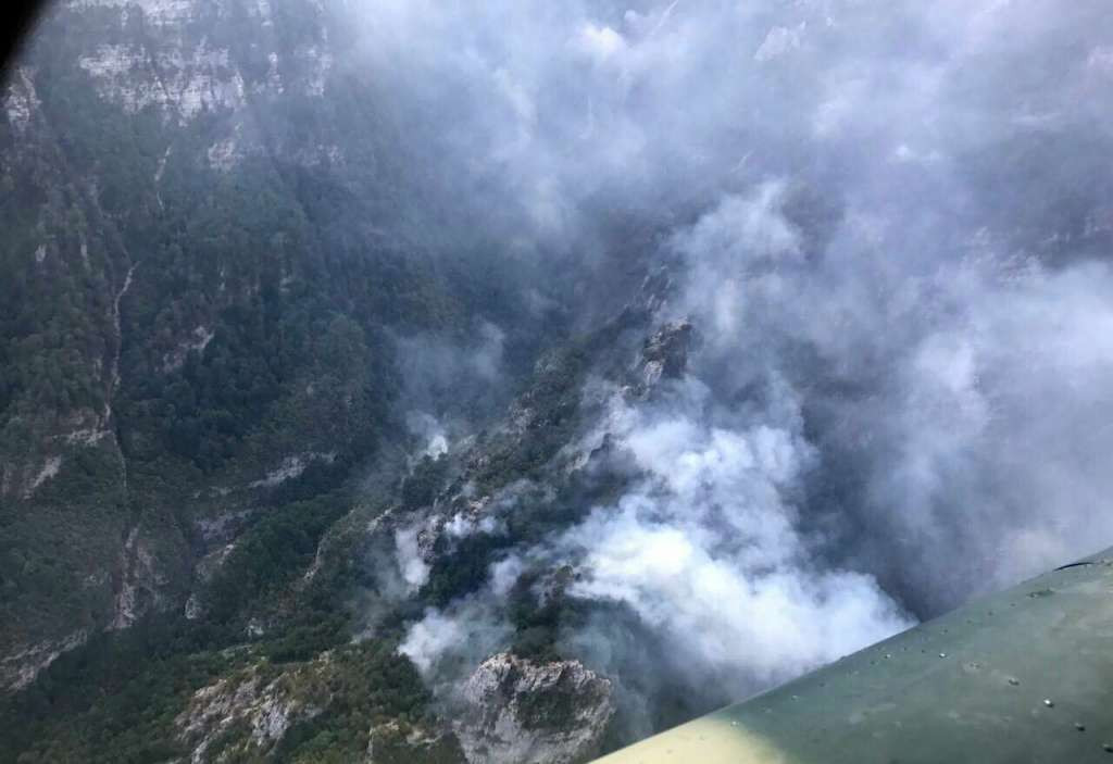 Požar na Čvrsnici i dalje aktivan, djelovali kanaderi iz Hrvatske