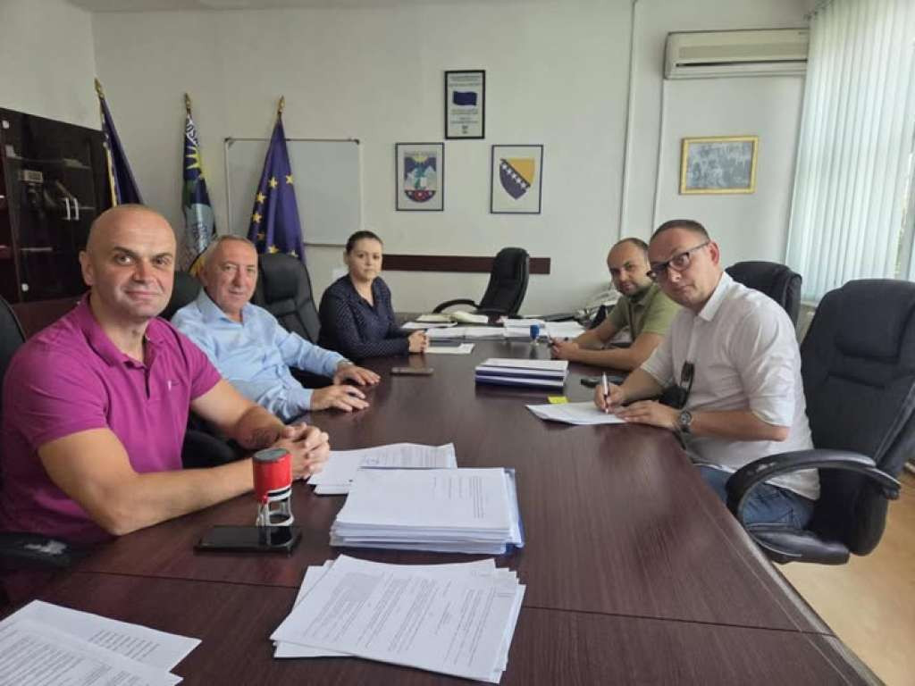 Novi infrastrukturni projekti u Bosanskom Petrovcu, potpisani ugovori za puteve i odvodnju