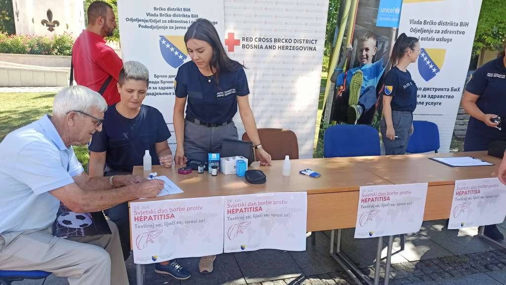 Uličnom akcijom u Brčkom obilježen Svjetski dan borbe protiv hepatitisa