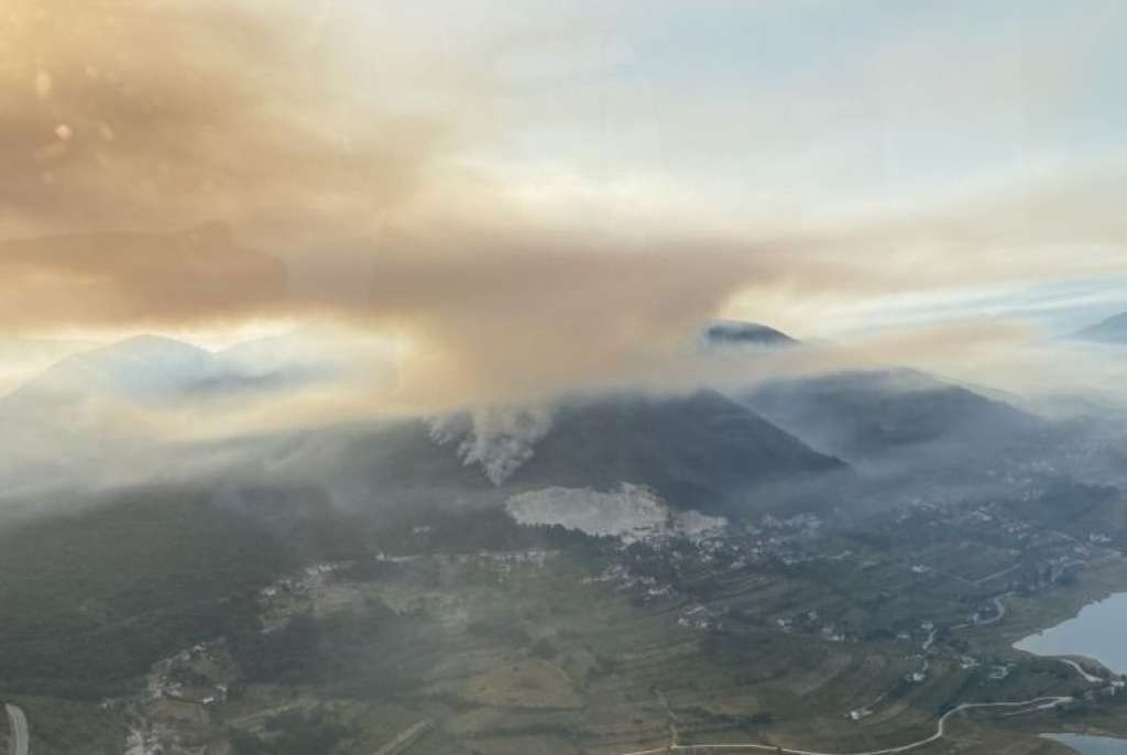 Helikopter Oružanih snaga BiH gasi požar u općini Prozor-Rama
