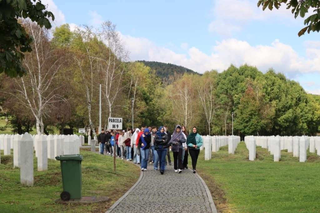 Više od 600 učenika iz Novog Sarajeva posjetilo Memorijalni centar Potočari - Srebrenica