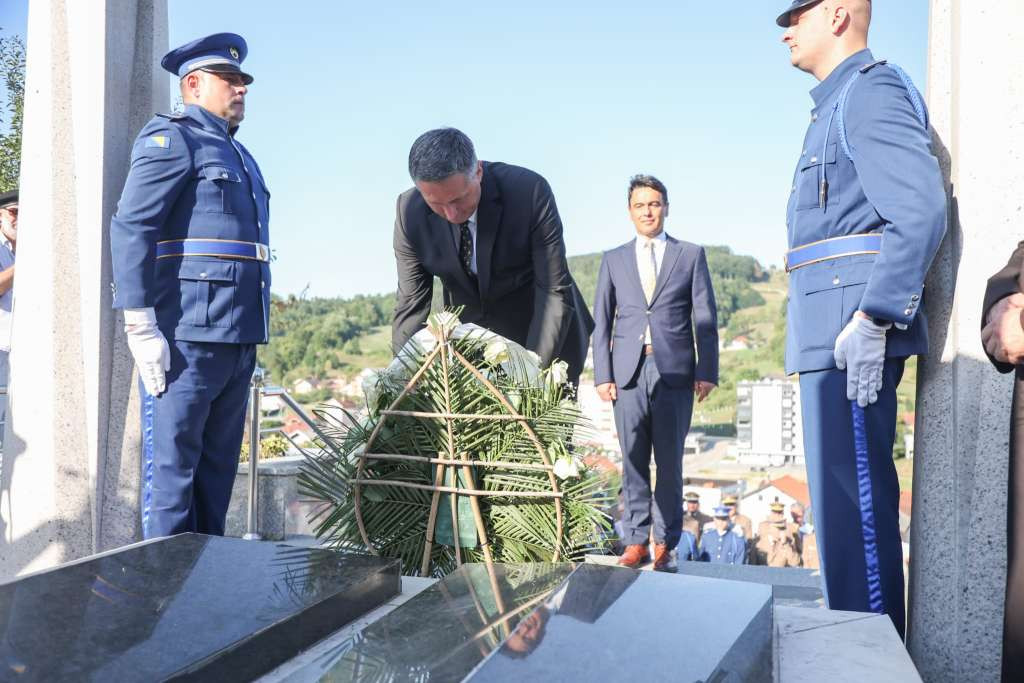 Bećirović položio vijenac na Turbe generala Izeta Nanića