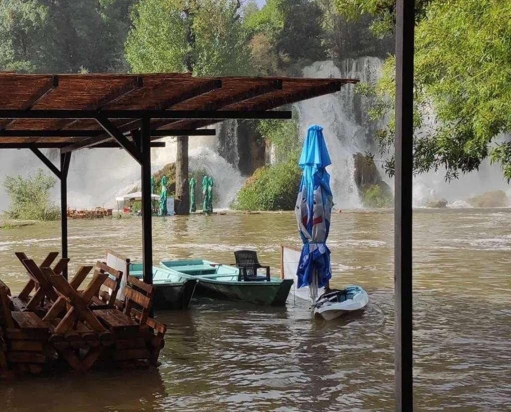 Poplavljeni ugostiteljski objekti na vodopadu Kravici