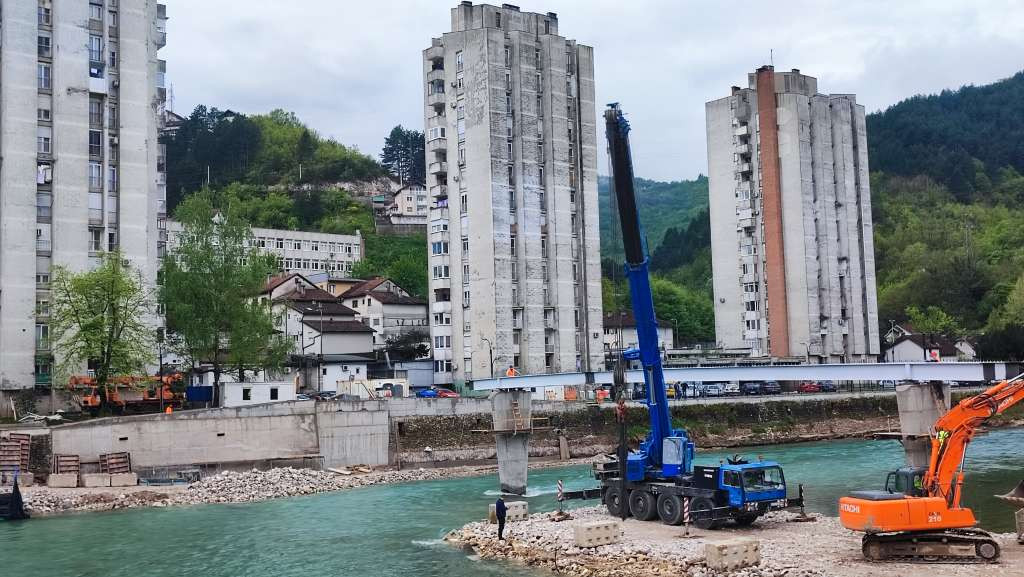 Položen kamen temeljac i željezna konstrukcija za pješački most preko Neretve u Konjicu