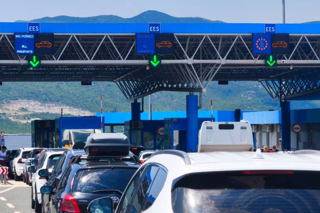 Gužve na bh. granicama: Duge kolone na izlazu iz BiH, brojni radovi usporavaju promet